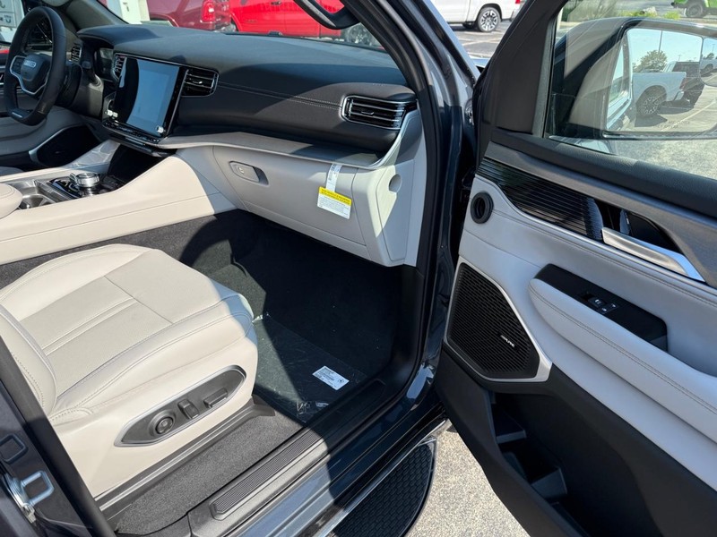 Jeep Wagoneer Vehicle Full-screen Gallery Image 18