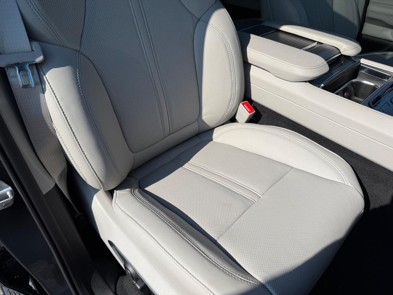 Jeep Wagoneer Vehicle Full-screen Gallery Image 19