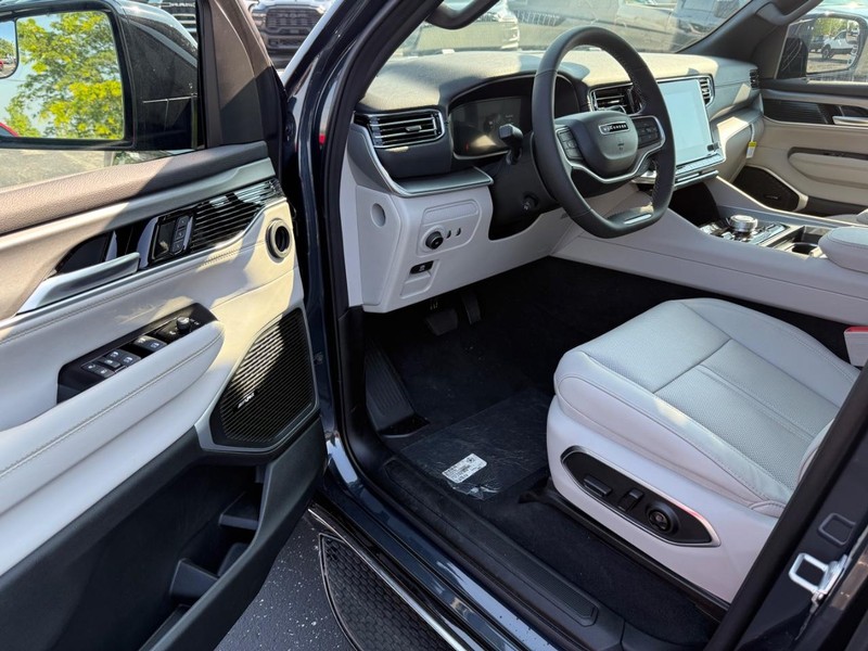 Jeep Wagoneer Vehicle Full-screen Gallery Image 20