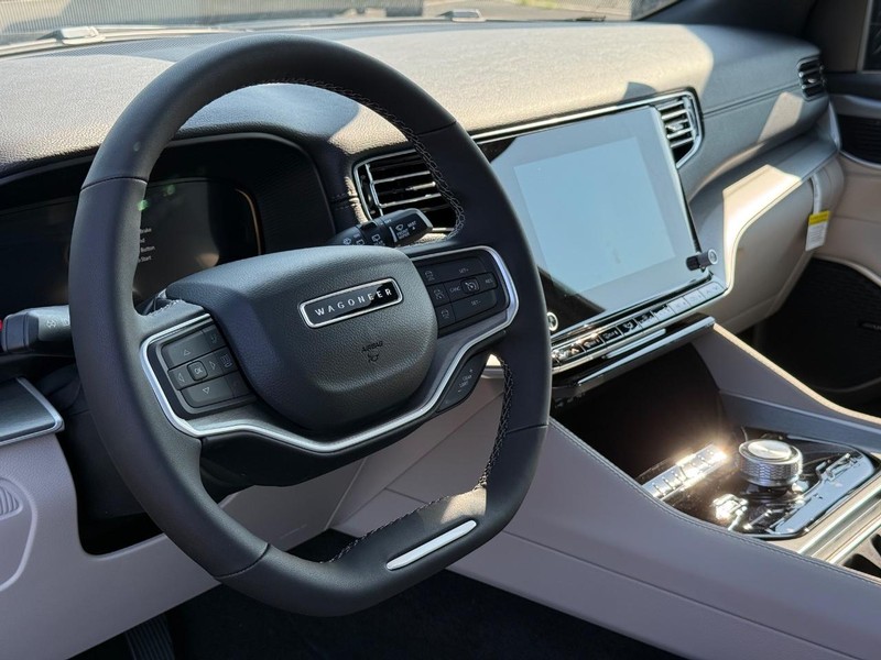 Jeep Wagoneer Vehicle Full-screen Gallery Image 22