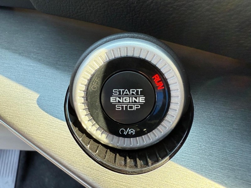 Jeep Wagoneer Vehicle Full-screen Gallery Image 25