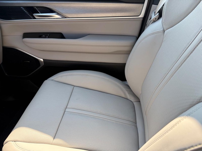 Jeep Wagoneer Vehicle Full-screen Gallery Image 30