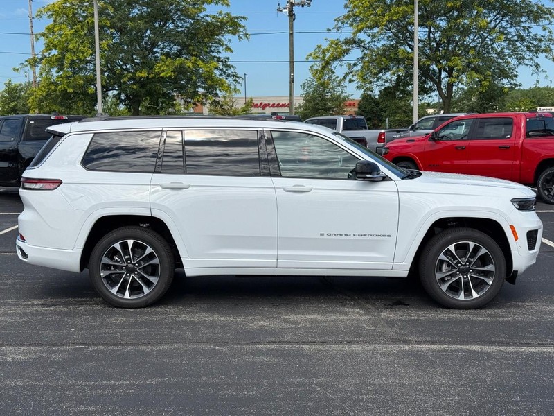 Jeep Grand Cherokee L Vehicle Full-screen Gallery Image 2