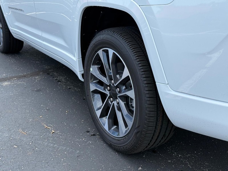 Jeep Grand Cherokee L Vehicle Full-screen Gallery Image 6