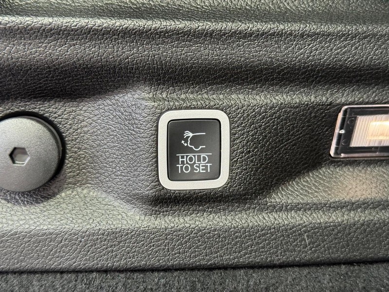 Jeep Grand Cherokee L Vehicle Full-screen Gallery Image 8