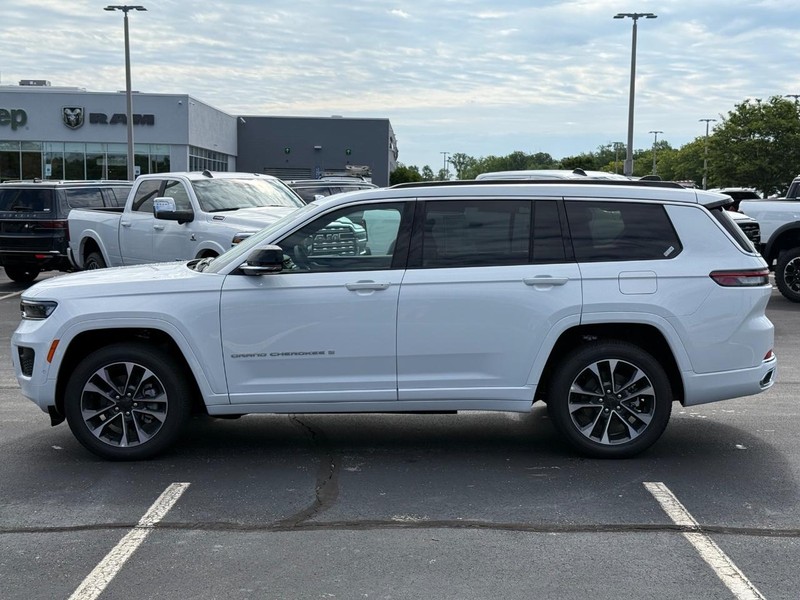 Jeep Grand Cherokee L Vehicle Full-screen Gallery Image 9