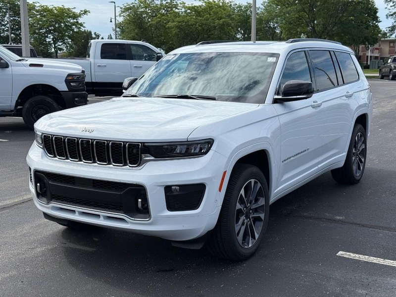 Jeep Grand Cherokee L Vehicle Full-screen Gallery Image 10