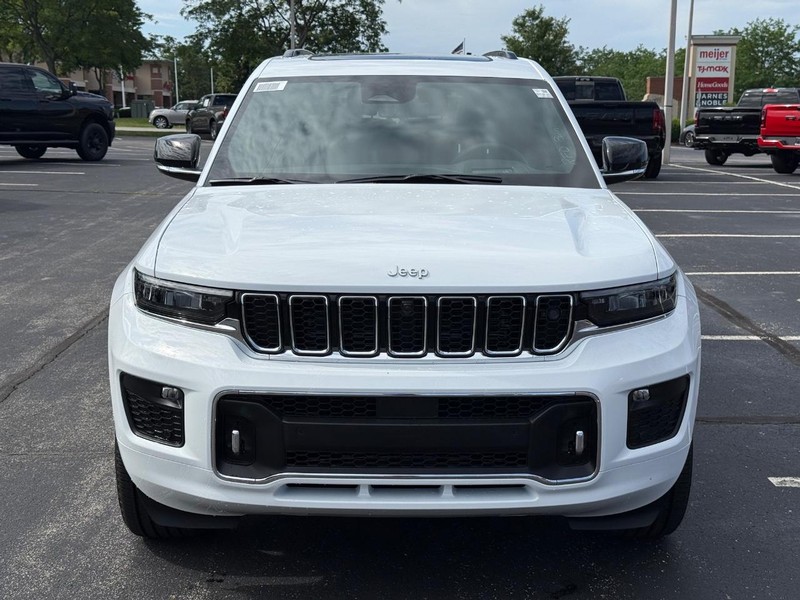 Jeep Grand Cherokee L Vehicle Full-screen Gallery Image 11