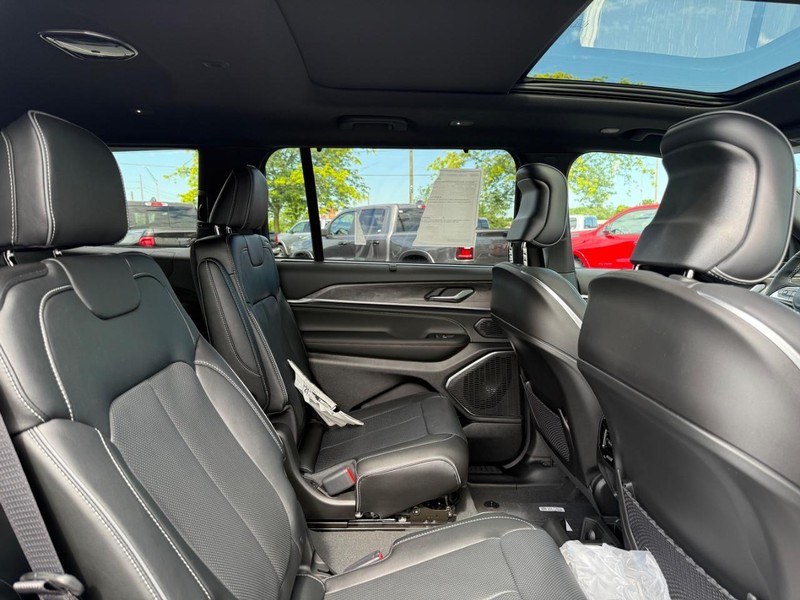 Jeep Grand Cherokee L Vehicle Full-screen Gallery Image 12