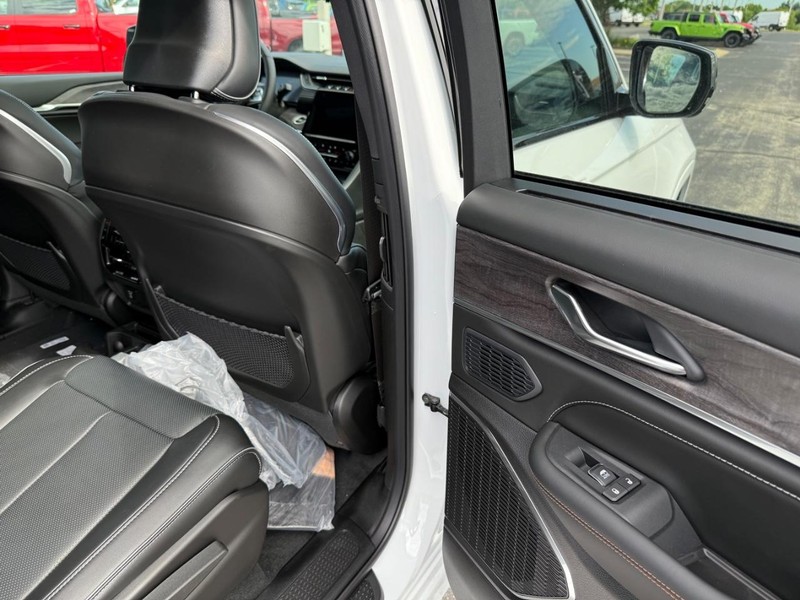 Jeep Grand Cherokee L Vehicle Full-screen Gallery Image 13