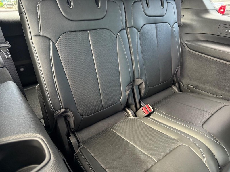 Jeep Grand Cherokee L Vehicle Full-screen Gallery Image 14