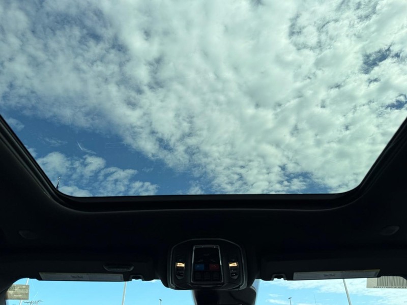 Jeep Grand Cherokee L Vehicle Full-screen Gallery Image 15