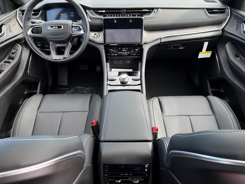 Jeep Grand Cherokee L Vehicle Full-screen Gallery Image 16