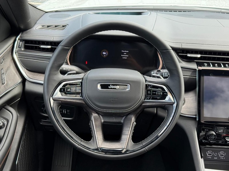 Jeep Grand Cherokee L Vehicle Full-screen Gallery Image 17