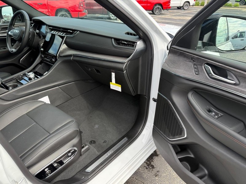 Jeep Grand Cherokee L Vehicle Full-screen Gallery Image 18