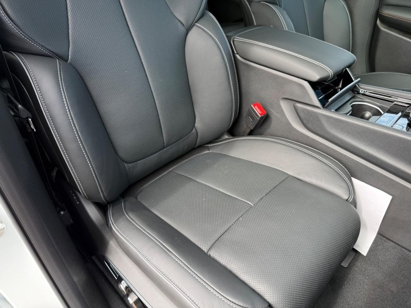 Jeep Grand Cherokee L Vehicle Full-screen Gallery Image 19