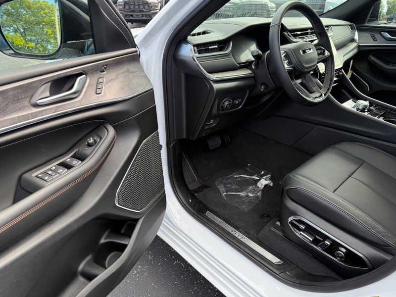 Jeep Grand Cherokee L Vehicle Full-screen Gallery Image 20