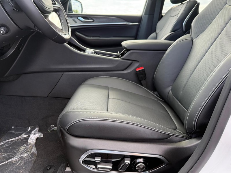 Jeep Grand Cherokee L Vehicle Full-screen Gallery Image 21