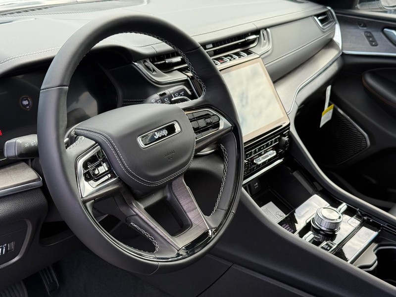 Jeep Grand Cherokee L Vehicle Full-screen Gallery Image 22