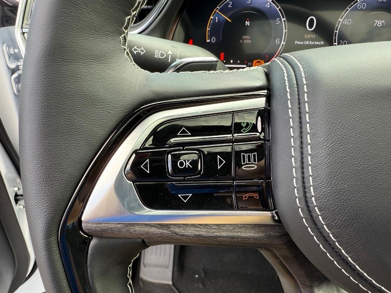 Jeep Grand Cherokee L Vehicle Full-screen Gallery Image 23