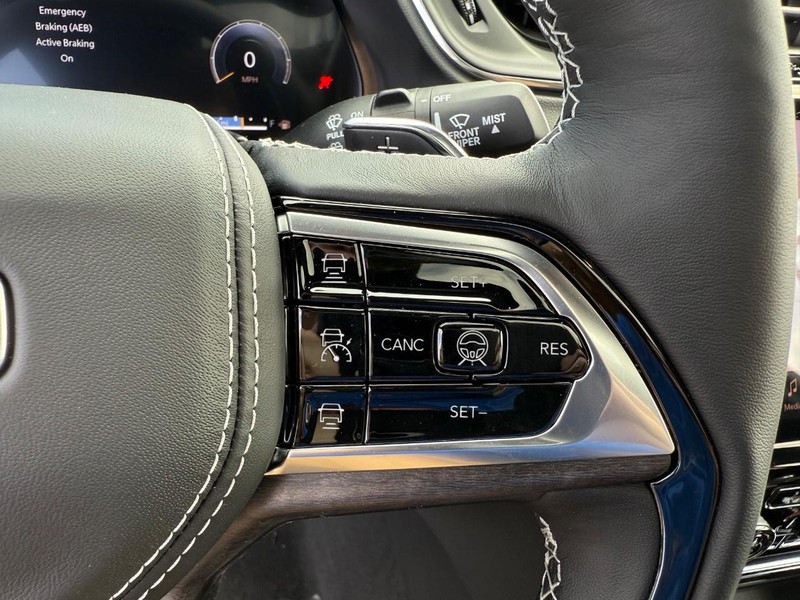 Jeep Grand Cherokee L Vehicle Full-screen Gallery Image 24