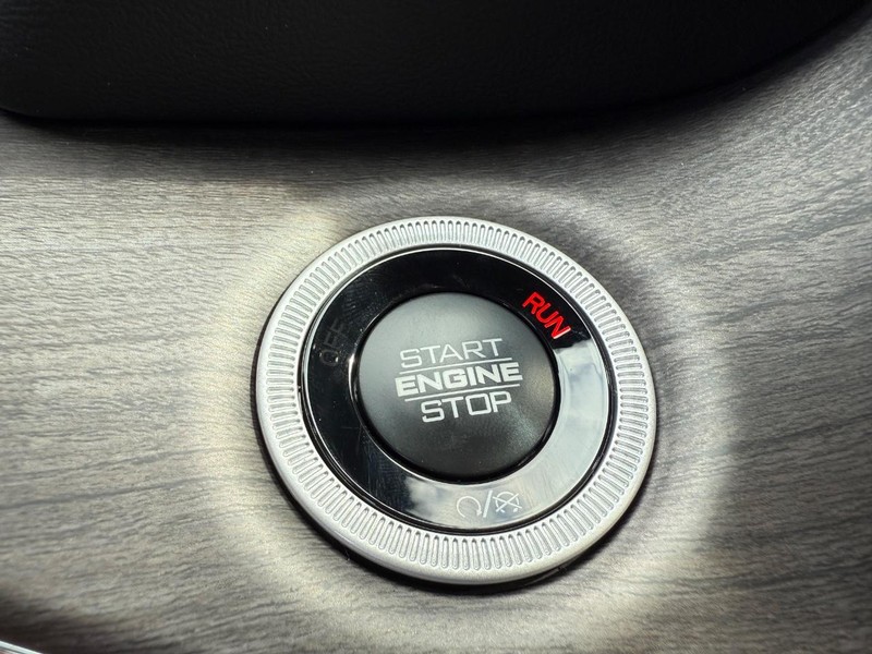 Jeep Grand Cherokee L Vehicle Full-screen Gallery Image 25