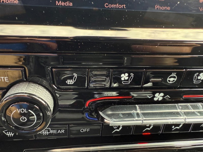 Jeep Grand Cherokee L Vehicle Full-screen Gallery Image 26