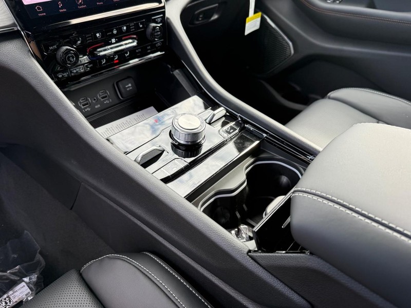 Jeep Grand Cherokee L Vehicle Full-screen Gallery Image 30