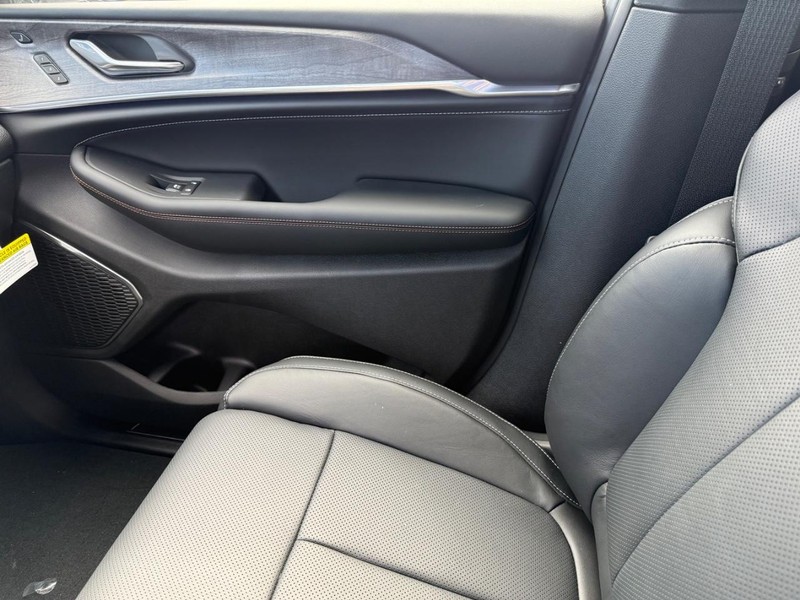 Jeep Grand Cherokee L Vehicle Full-screen Gallery Image 31