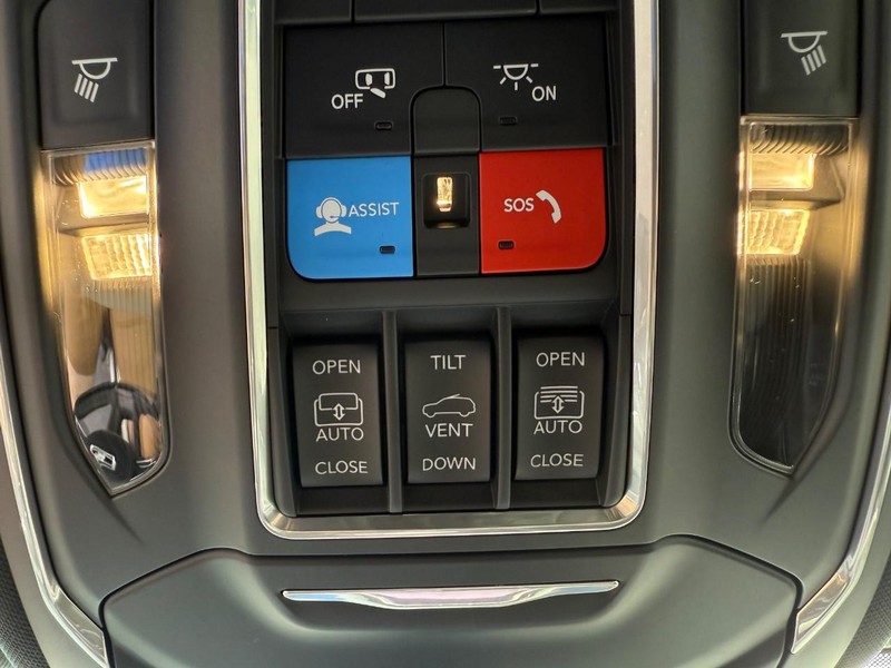 Jeep Grand Cherokee L Vehicle Full-screen Gallery Image 32