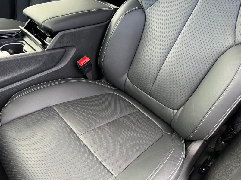 Jeep Grand Cherokee L Vehicle Full-screen Gallery Image 35