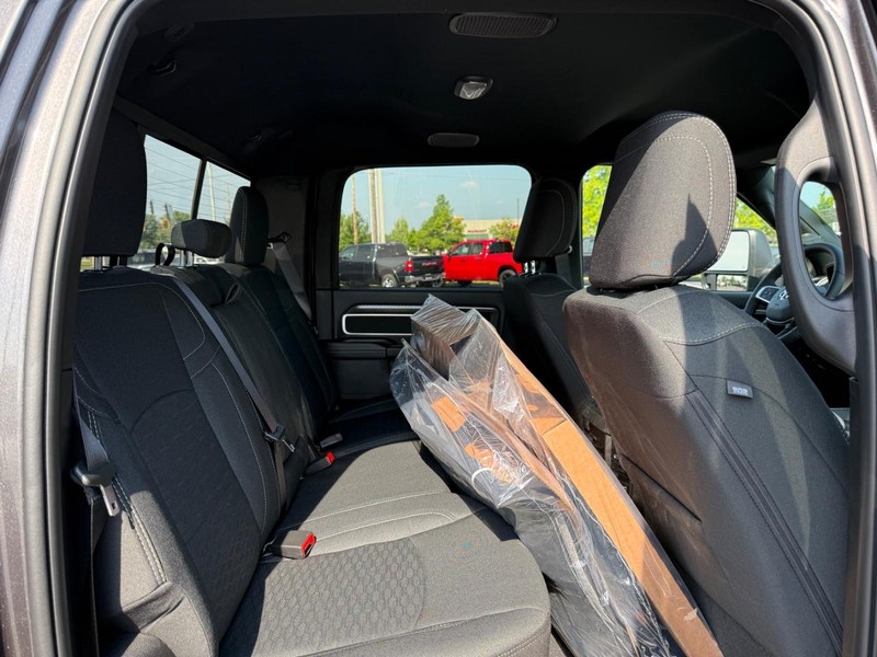 Ram 2500 Vehicle Full-screen Gallery Image 11