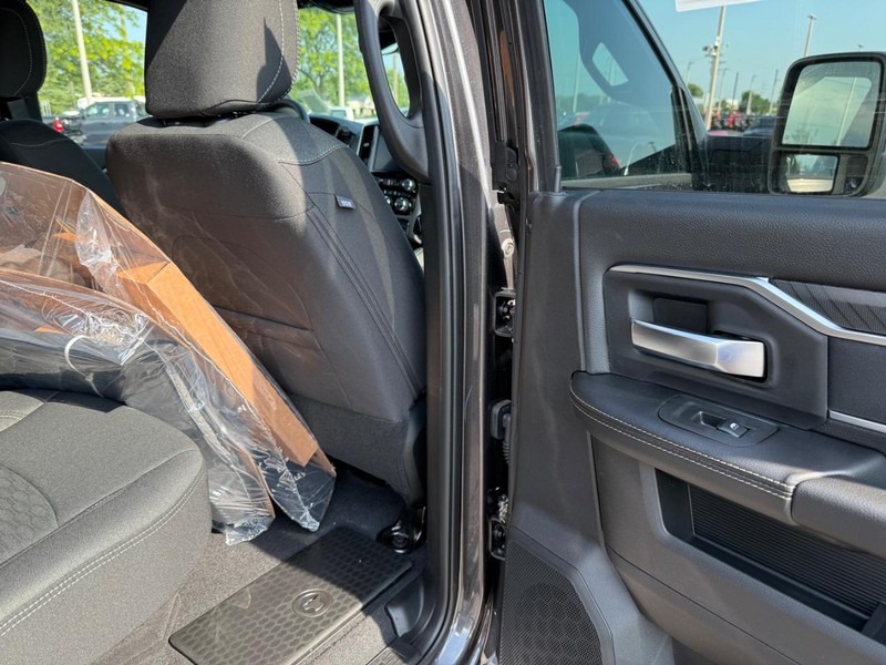 Ram 2500 Vehicle Full-screen Gallery Image 12