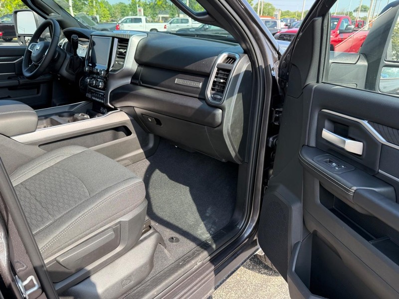 Ram 2500 Vehicle Full-screen Gallery Image 15