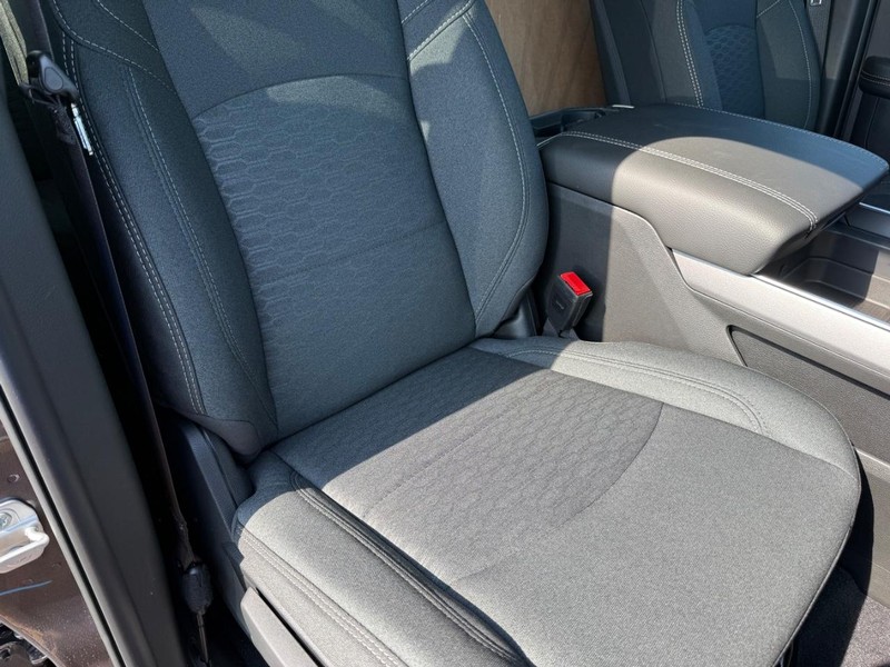 Ram 2500 Vehicle Full-screen Gallery Image 16