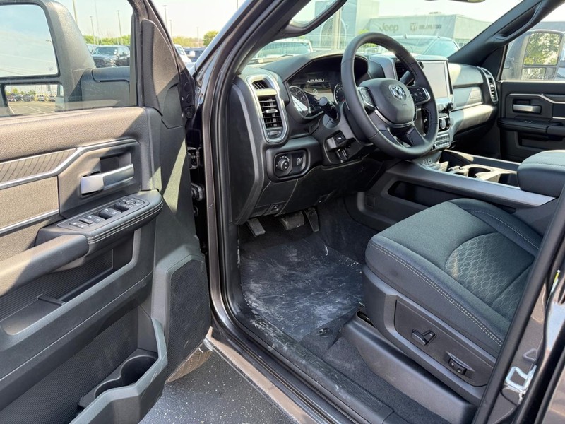 Ram 2500 Vehicle Full-screen Gallery Image 17
