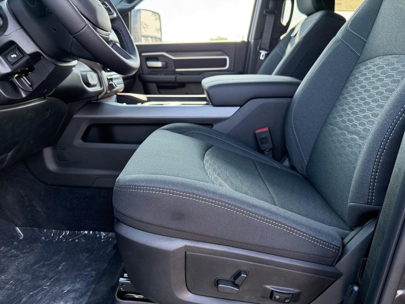 Ram 2500 Vehicle Full-screen Gallery Image 18