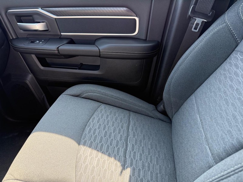 Ram 2500 Vehicle Full-screen Gallery Image 28