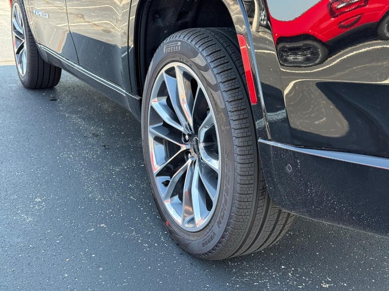 Jeep Wagoneer Vehicle Full-screen Gallery Image 6