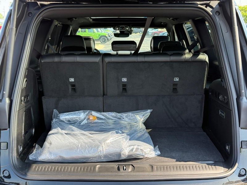 Jeep Wagoneer Vehicle Full-screen Gallery Image 7