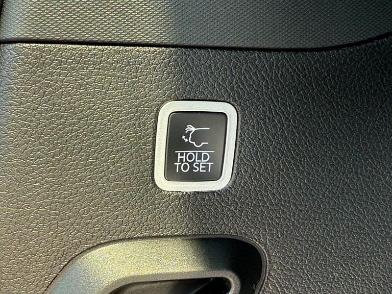 Jeep Wagoneer Vehicle Full-screen Gallery Image 8