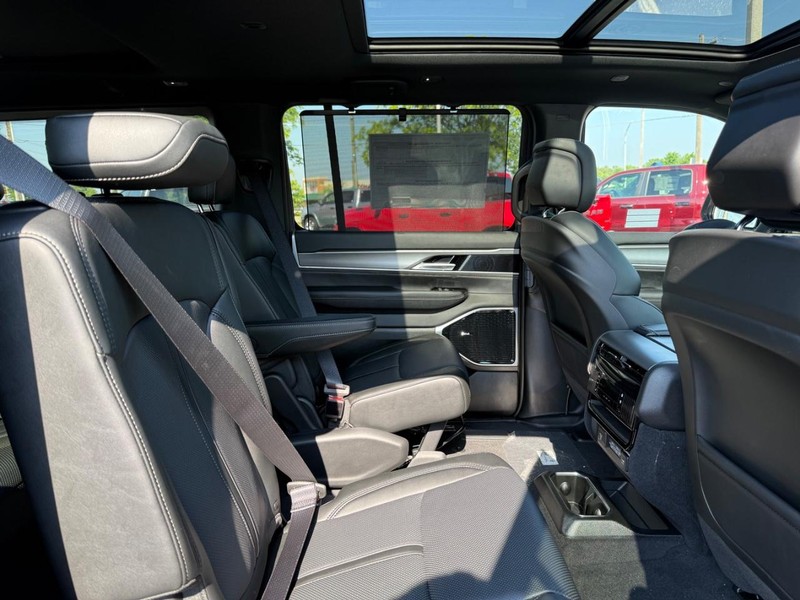 Jeep Wagoneer Vehicle Full-screen Gallery Image 12