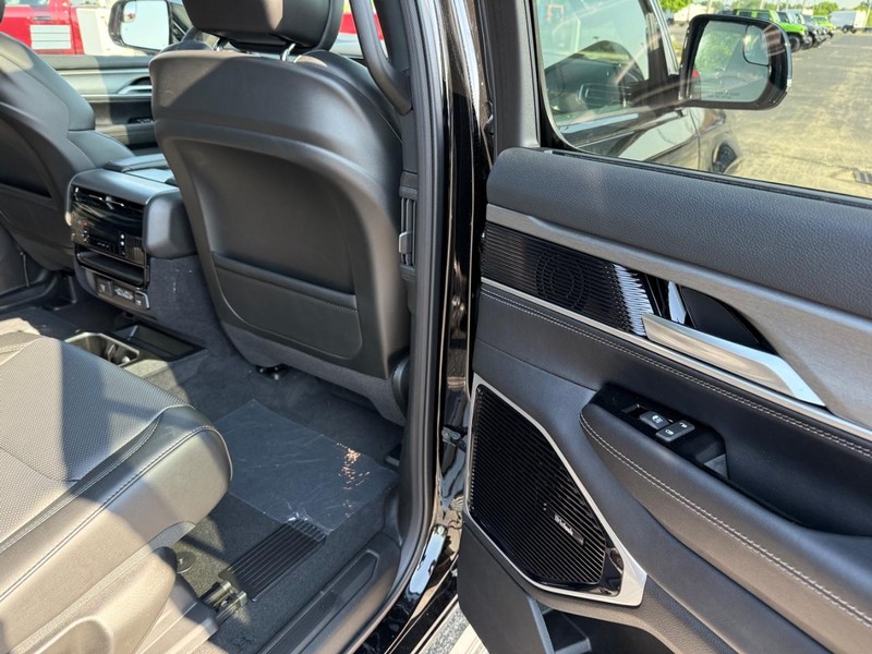 Jeep Wagoneer Vehicle Full-screen Gallery Image 13