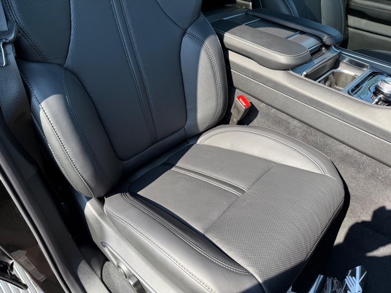 Jeep Wagoneer Vehicle Full-screen Gallery Image 19