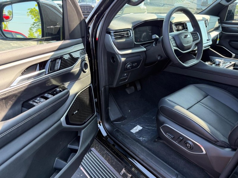 Jeep Wagoneer Vehicle Full-screen Gallery Image 20