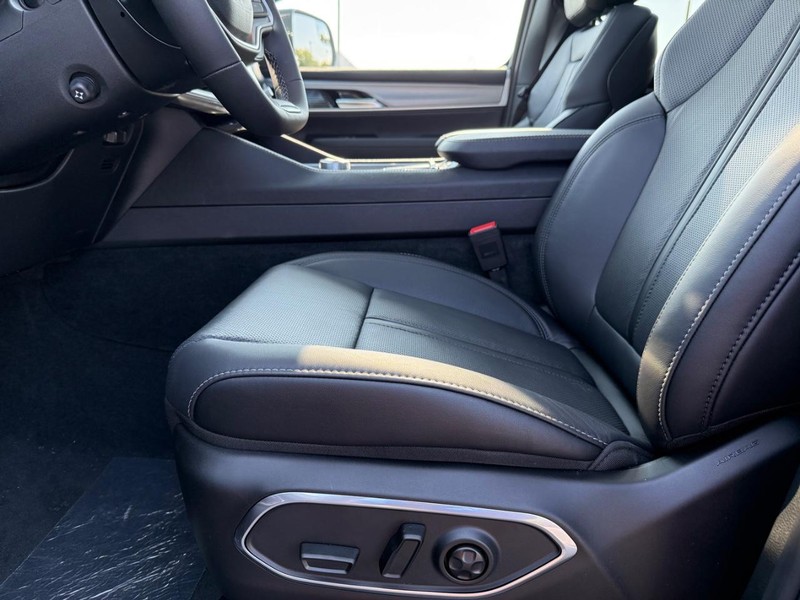 Jeep Wagoneer Vehicle Full-screen Gallery Image 21