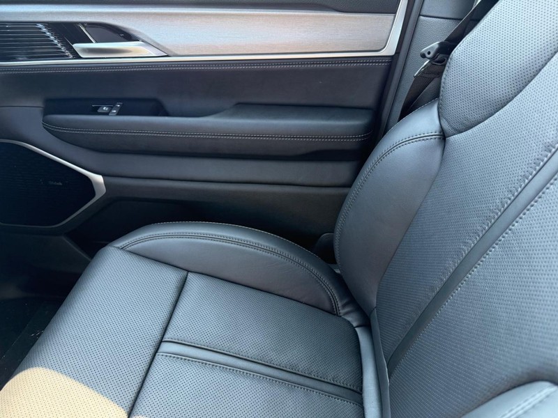 Jeep Wagoneer Vehicle Full-screen Gallery Image 30