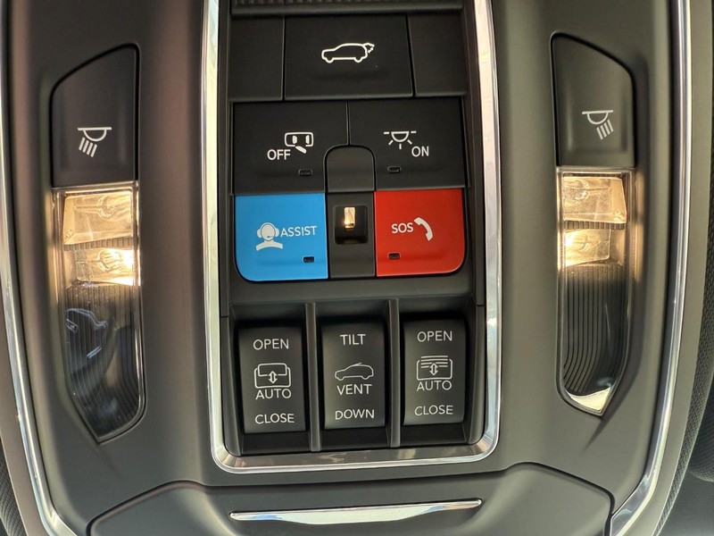 Jeep Wagoneer Vehicle Full-screen Gallery Image 31