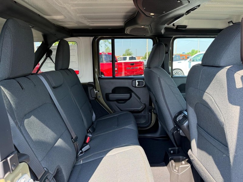 Jeep Wrangler Vehicle Full-screen Gallery Image 11