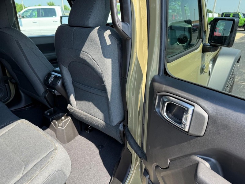 Jeep Wrangler Vehicle Full-screen Gallery Image 12